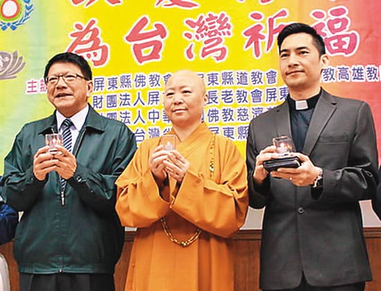 釋見引(中)在屏東十分活躍,常出席各種活動。左為屏東縣長潘孟安。(屏東縣政府提供)