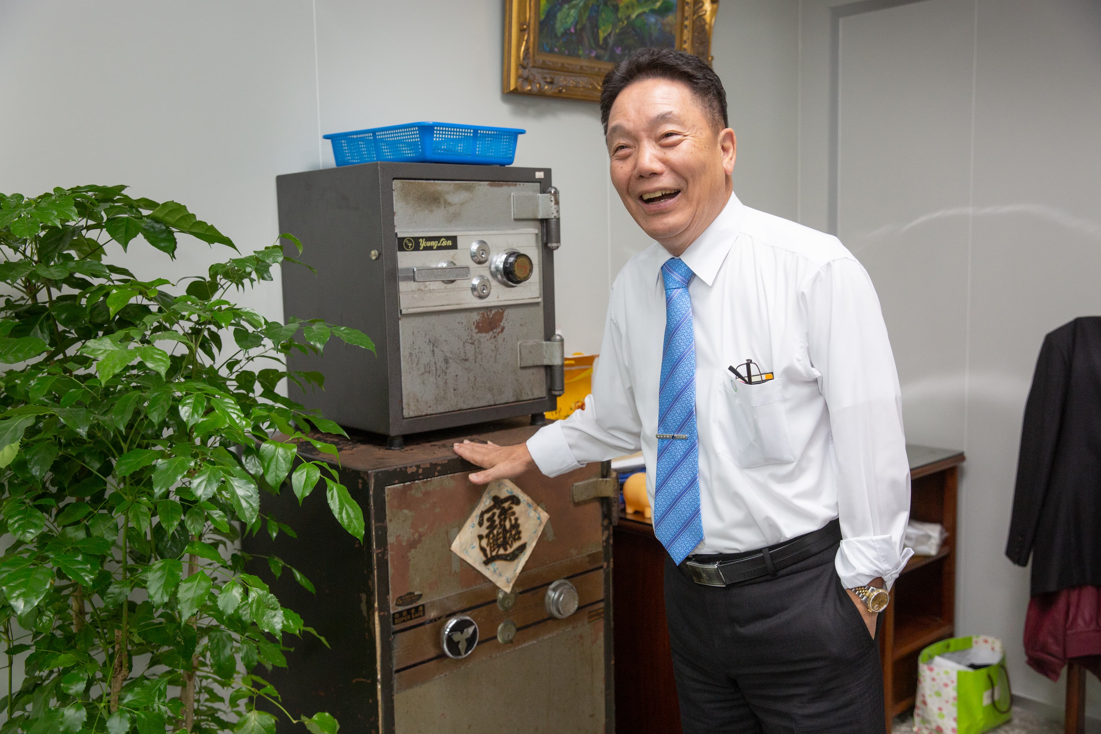 副董事長陳斌超過去負責生產也兼管財務,惜物的他在蓋廠時發現前一手公司遺留保險櫃,他乾脆留下來繼續使用,笑稱金庫不嫌多。