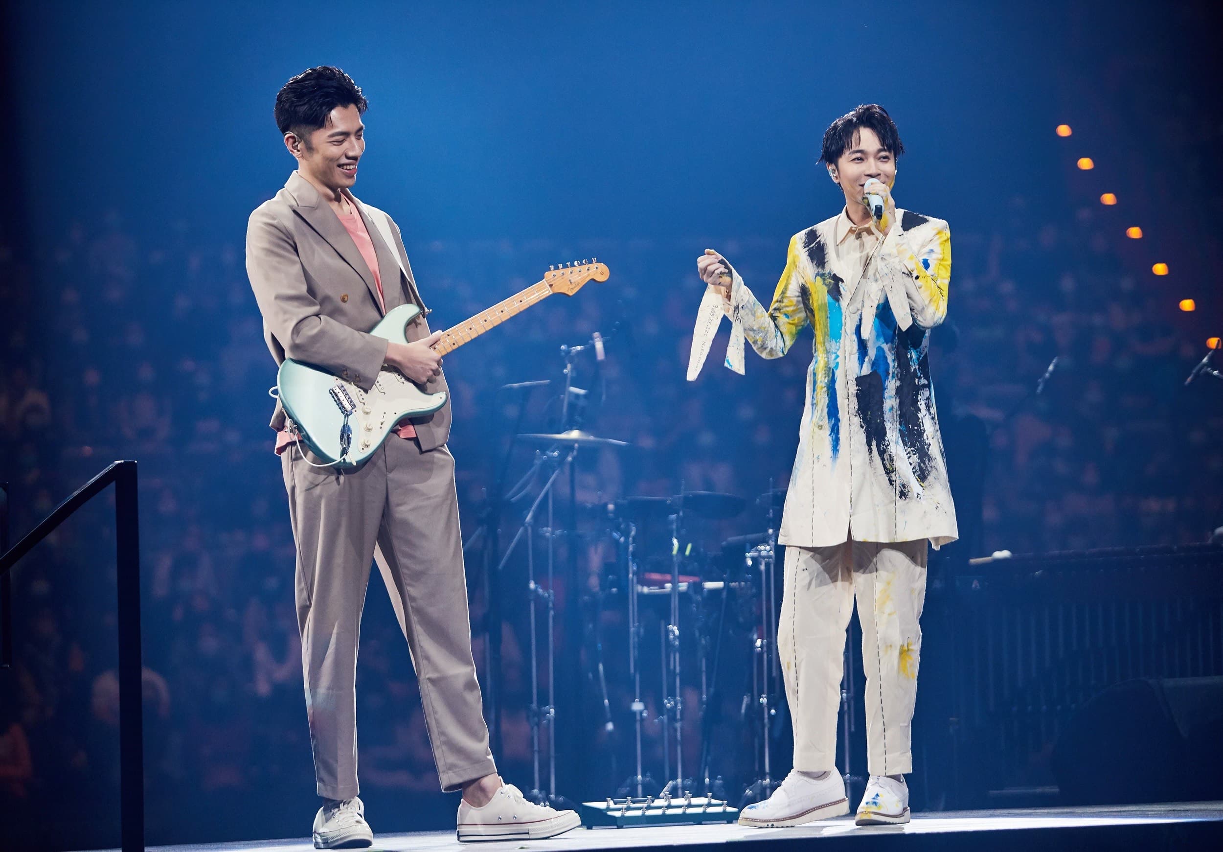 吳青峰演唱會,邀來當年所寫的第一首創作〈窺〉,一起編曲的高中同學王希文同台。(環球提供)