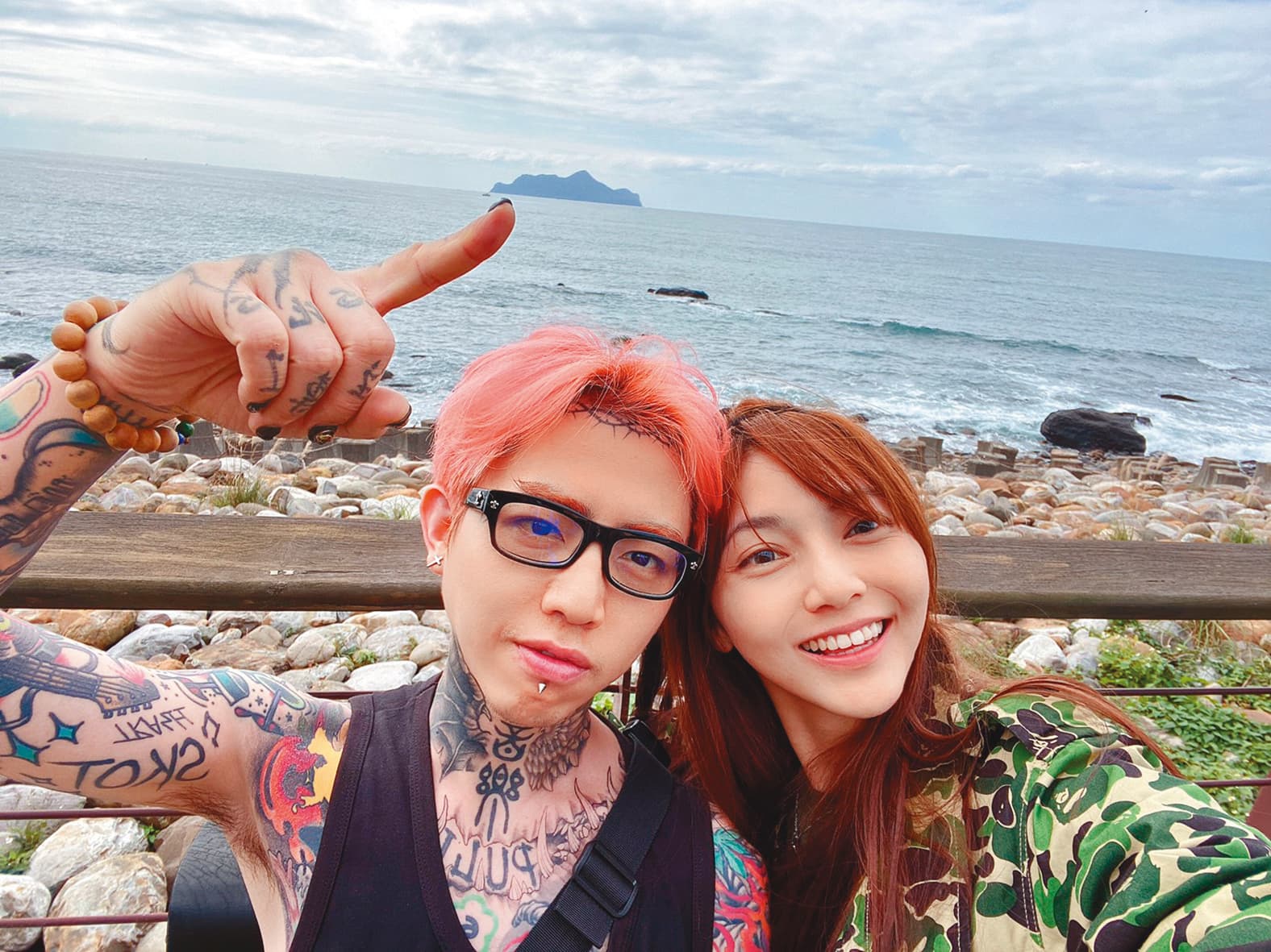 謝和弦和老婆Keanna撕破臉後,即大方認愛莉婭(右),兩人工作時常黏在一起,完全不在乎外人的眼光。(讀者提供)