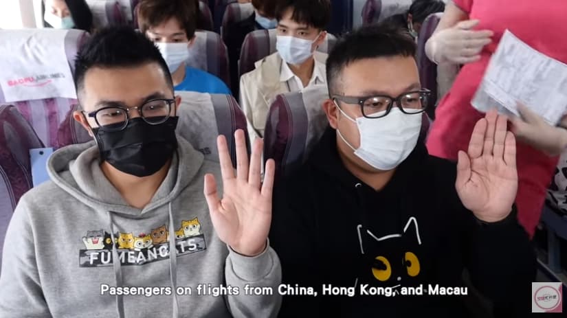 知名YouTuber「黃阿瑪的後宮生活」的志銘和狸貓客串機上防疫公益宣導影片。(翻攝空姐忙什麼X抖一個包福YouTube頻道)