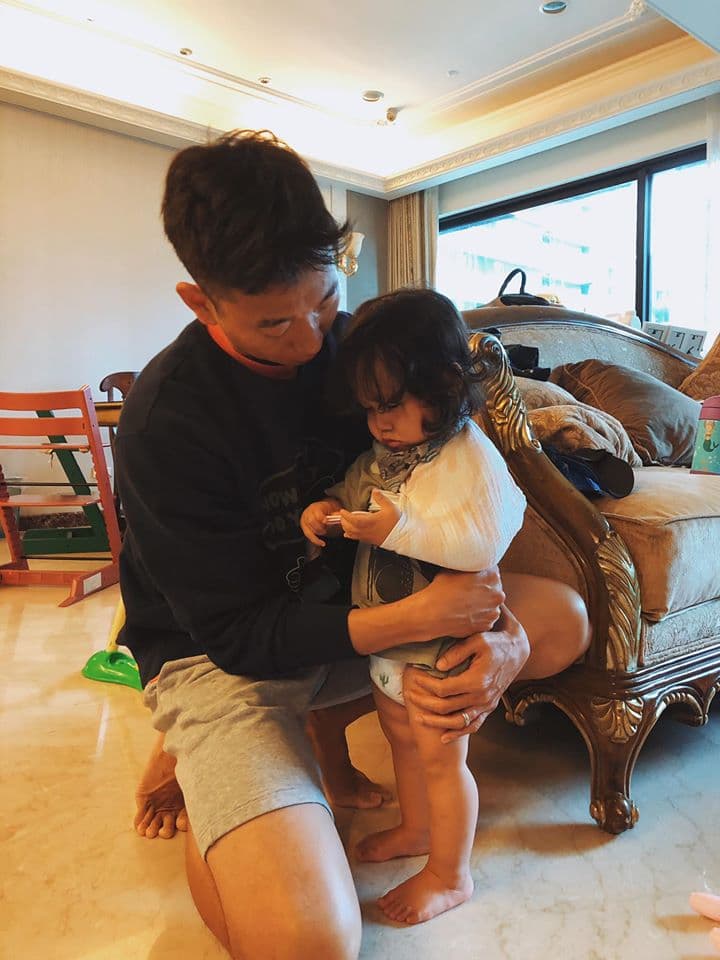 Olie從一米三床鋪圍欄摔落,鎖骨當場斷成2截,所幸不需要手術,目前已無大礙。(翻攝自隋棠 Sonia Sui臉書)