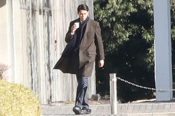 出軌醜聞爆發後,東出昌大在《形警與檢察官》拍攝現場總是一個人。(網路圖片)