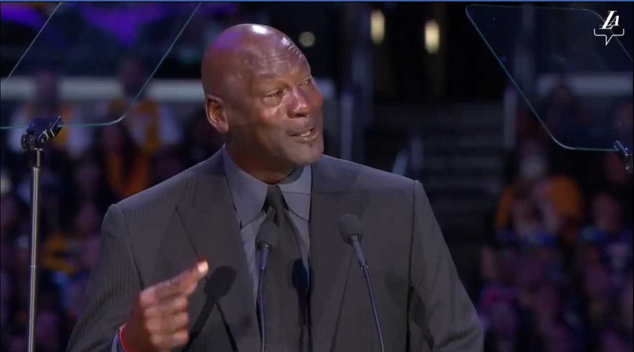 喬丹還自嘲流淚致詞的畫面會被做成「哏圖」。(翻攝自Los Angeles Lakers臉書)