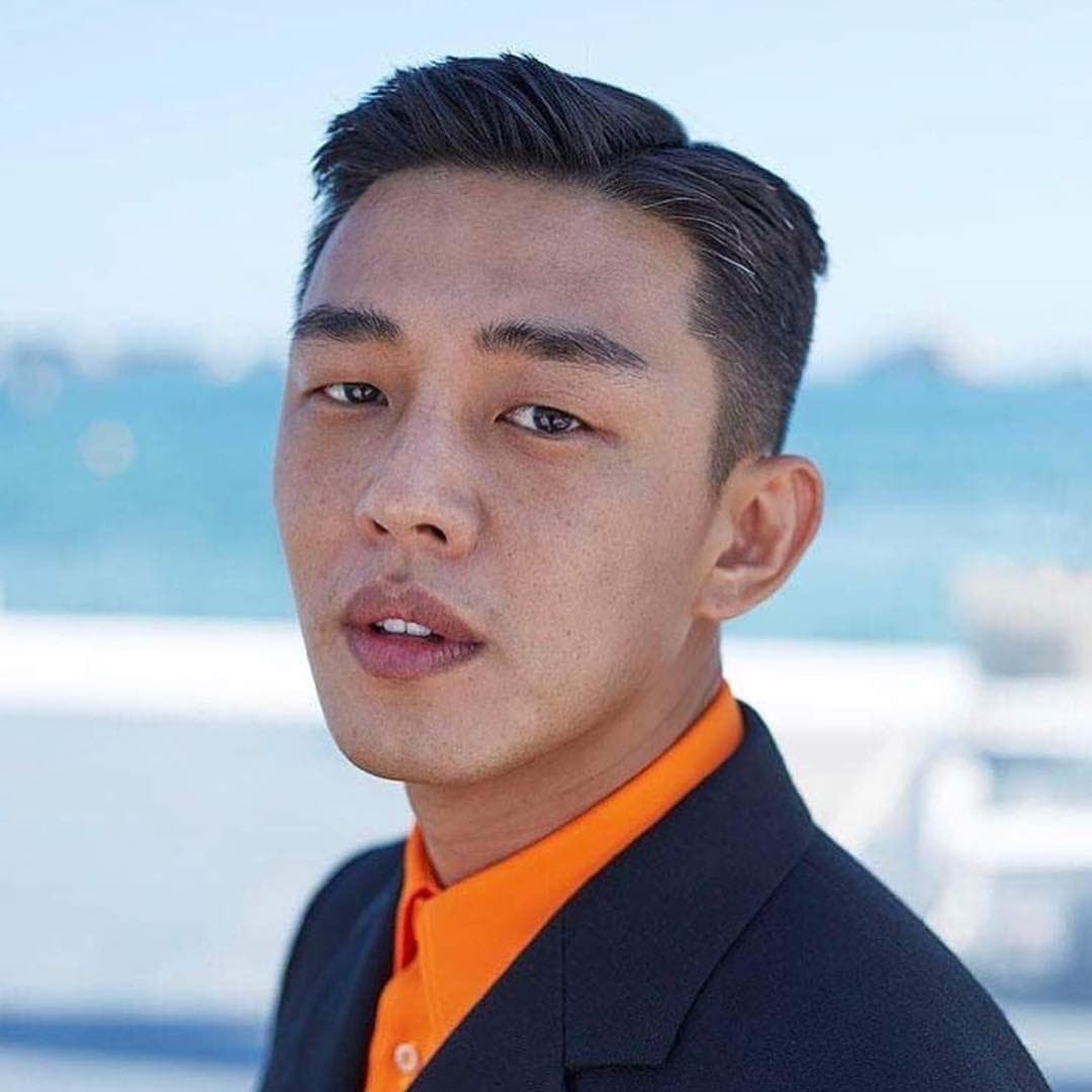 影帝劉亞仁曾以本名客串《太陽的後裔》的銀行員角色。(翻攝自劉亞仁IG)