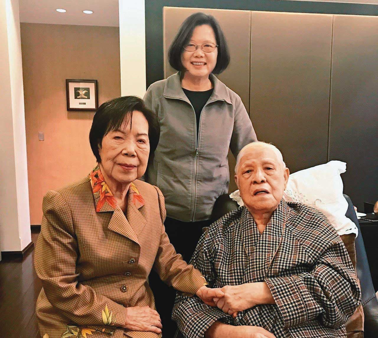 2019年春節期間,總統蔡英文探視前總統李登輝夫婦,當時李登輝因摔倒住院,於農曆年前出院。(總統府提供)