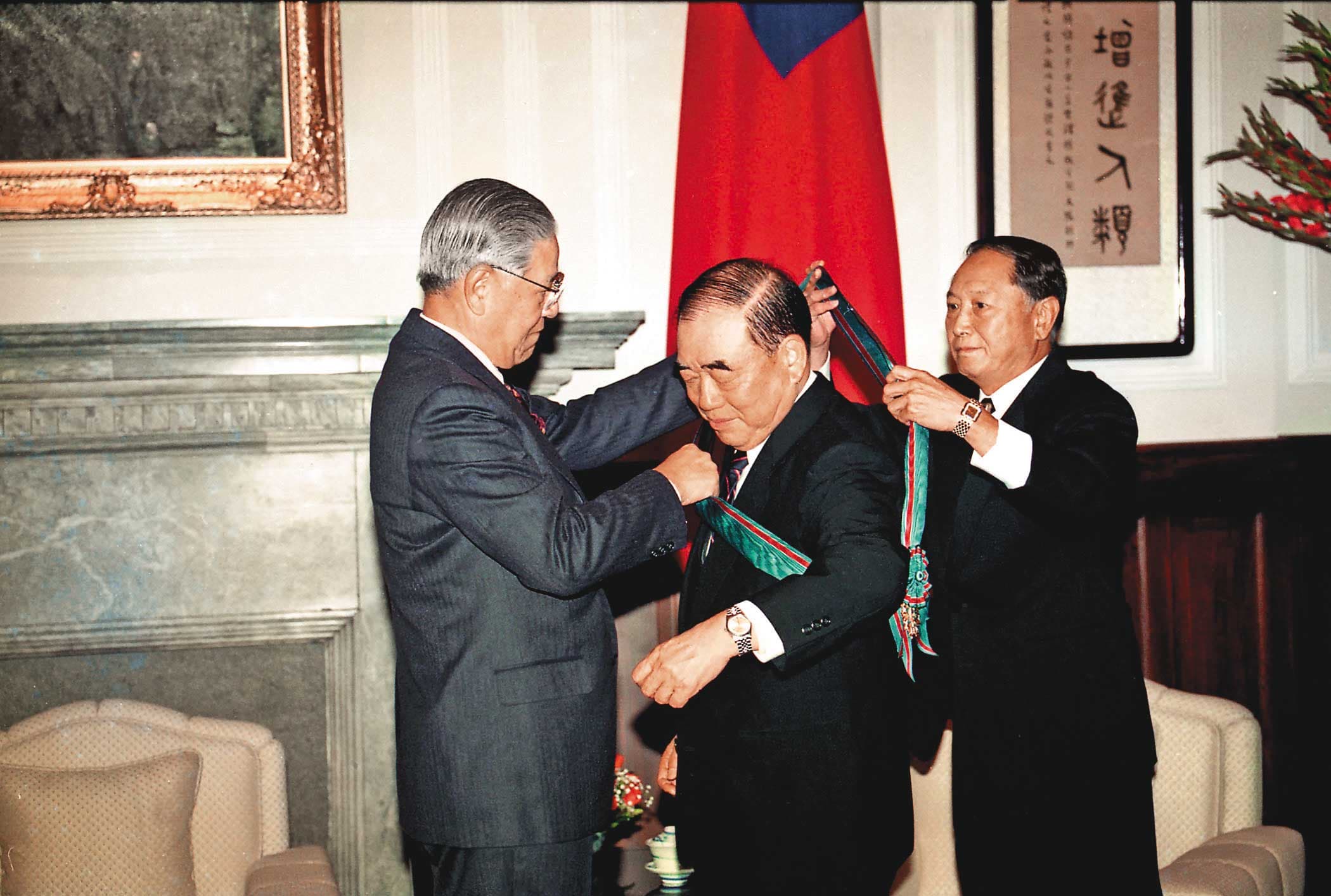 1988年,參謀總長郝柏村(中)軍權在握,隔年李登輝(左)升郝當國防部長,後接行政院長,讓他全然脫離軍方。圖為1993年李頒贈一等卿雲勳章給自閣揆卸任的郝柏村。(中央社)