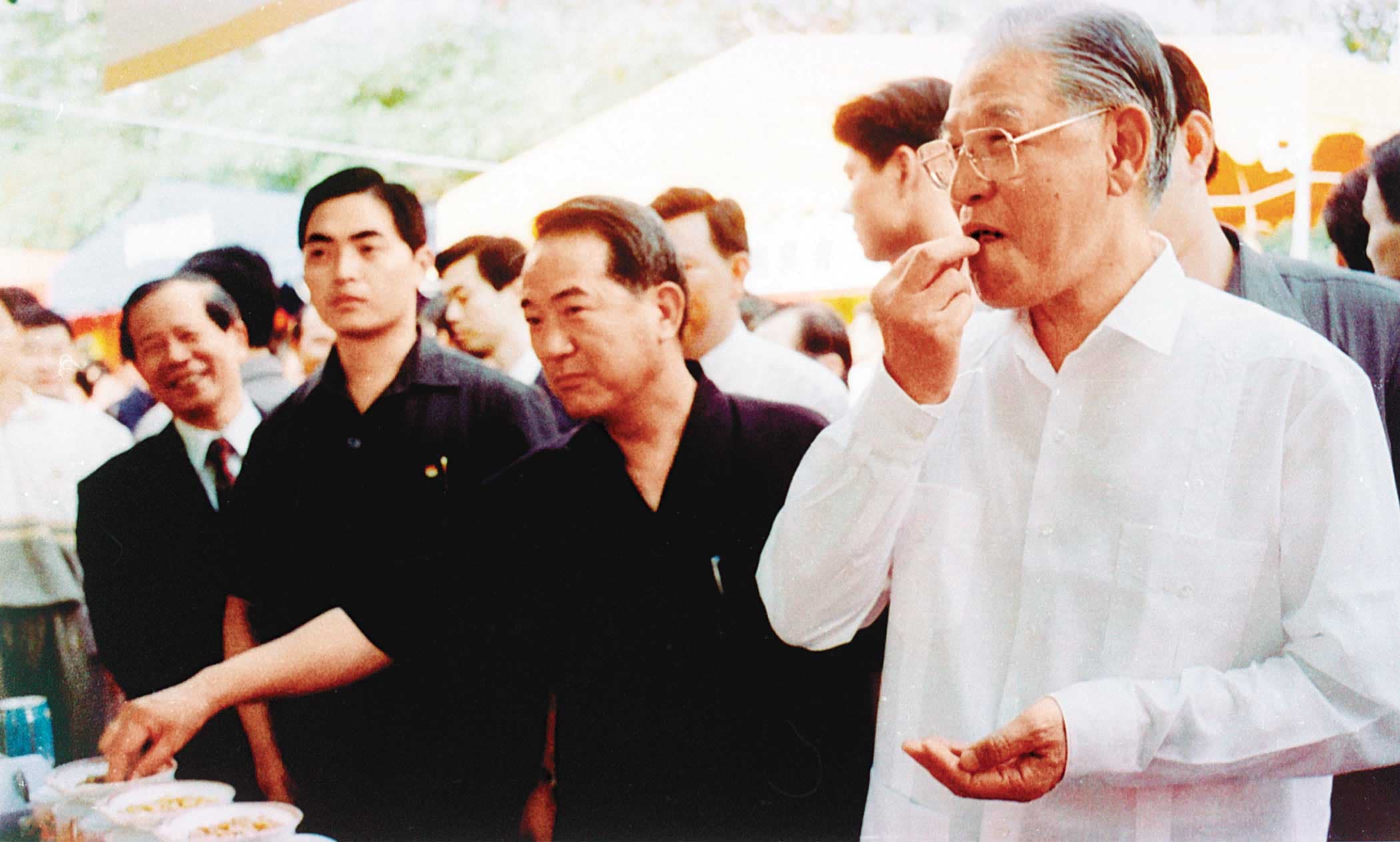 1995年,李登輝(右)在當時省長宋楚瑜(左2)的陪同下,參加農產品展售會,當時宋省長聲勢如日中天。原本情同父子的2人,卻因1998年李登輝凍省而決裂。(中央社)