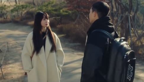 朴敘俊在劇中與初戀權娜拉在公園中談心時即背著匠心系列背包。(翻攝自網路)