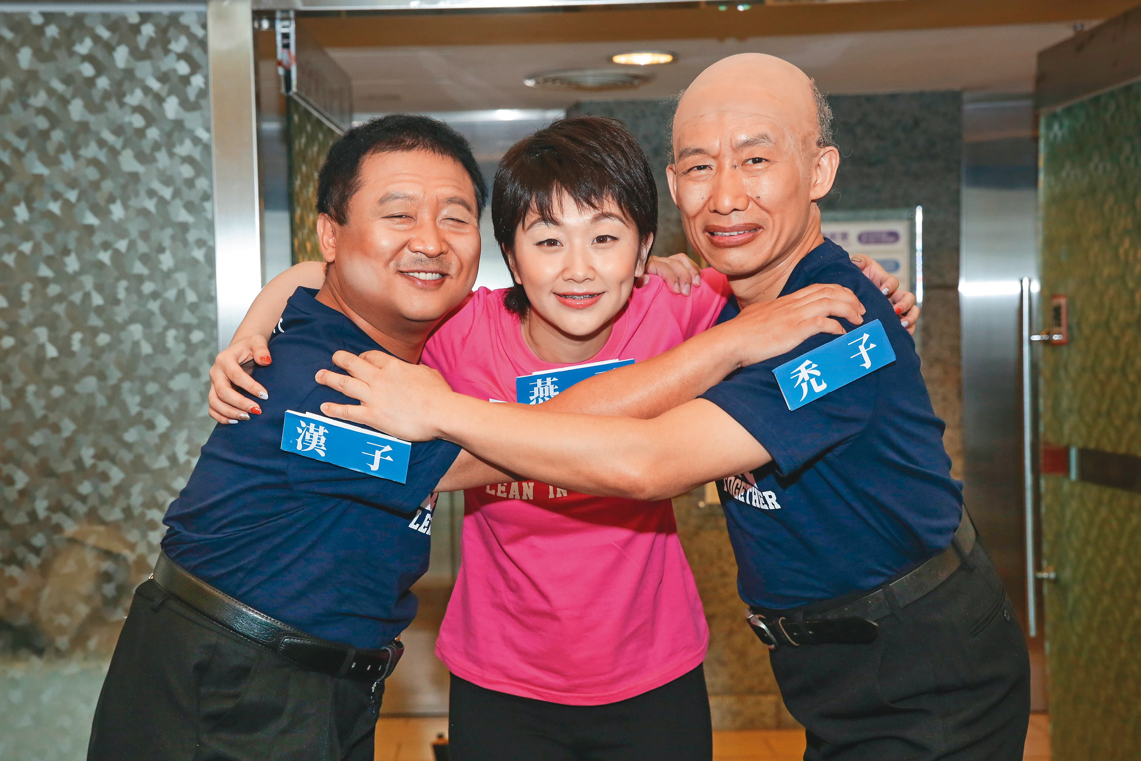 凡凡（中）去年參加舞台劇《悶鍋出任務》演出，和許多綜藝大哥一起合作。左為納豆，右為郭子乾。