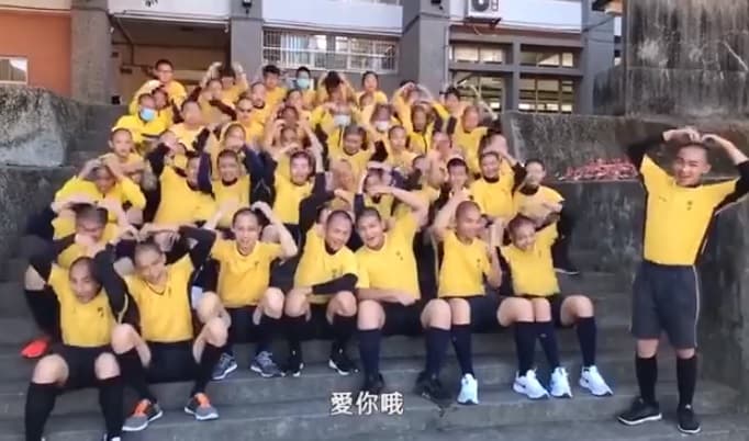 接受明道援助的小朋友拍攝祝福影片。(圖/恆星影業提供)