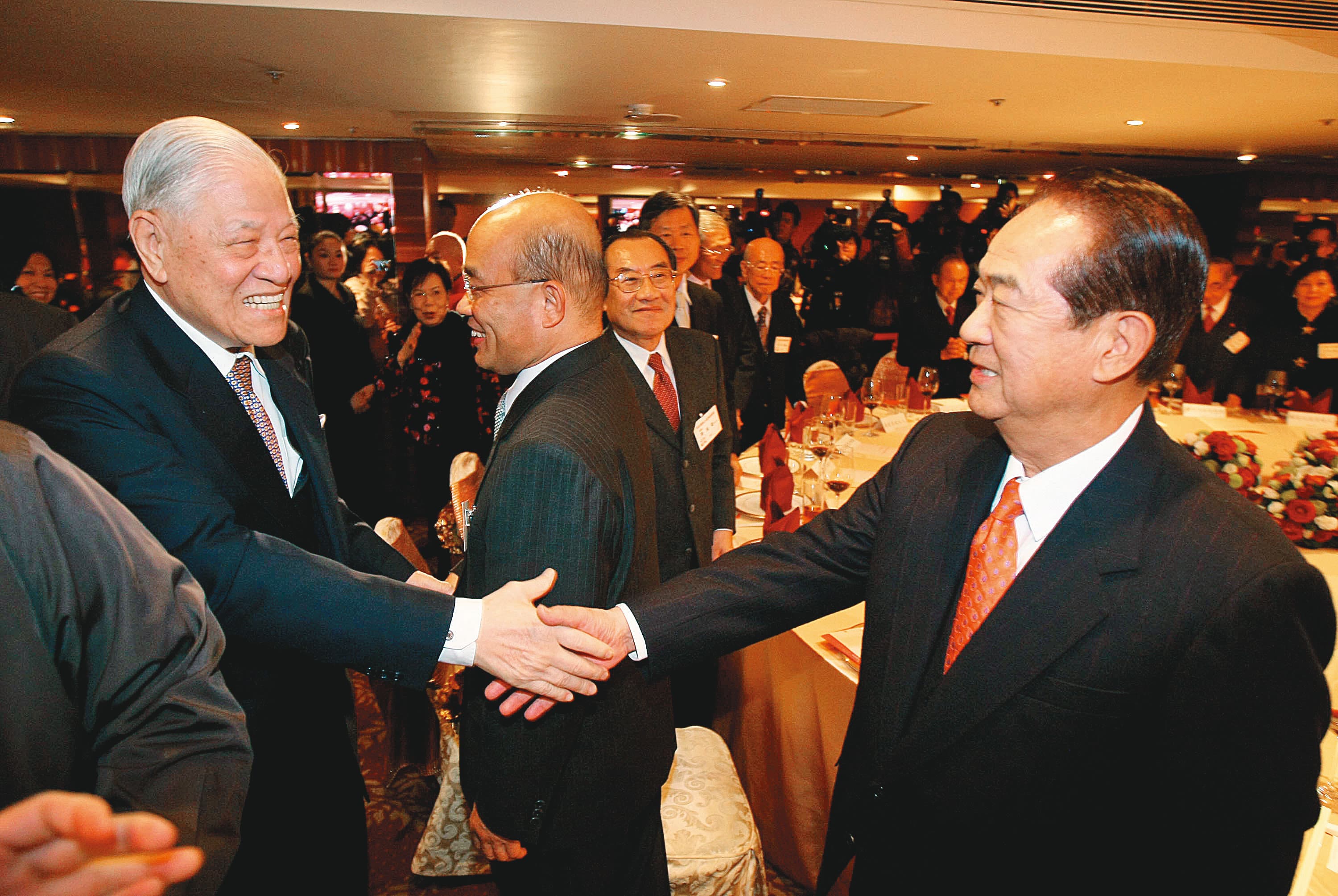 因精省使李登輝與宋楚瑜翻臉，但2011年1月宋楚瑜出席李登輝壽宴，2人上演大和解。（中央社）