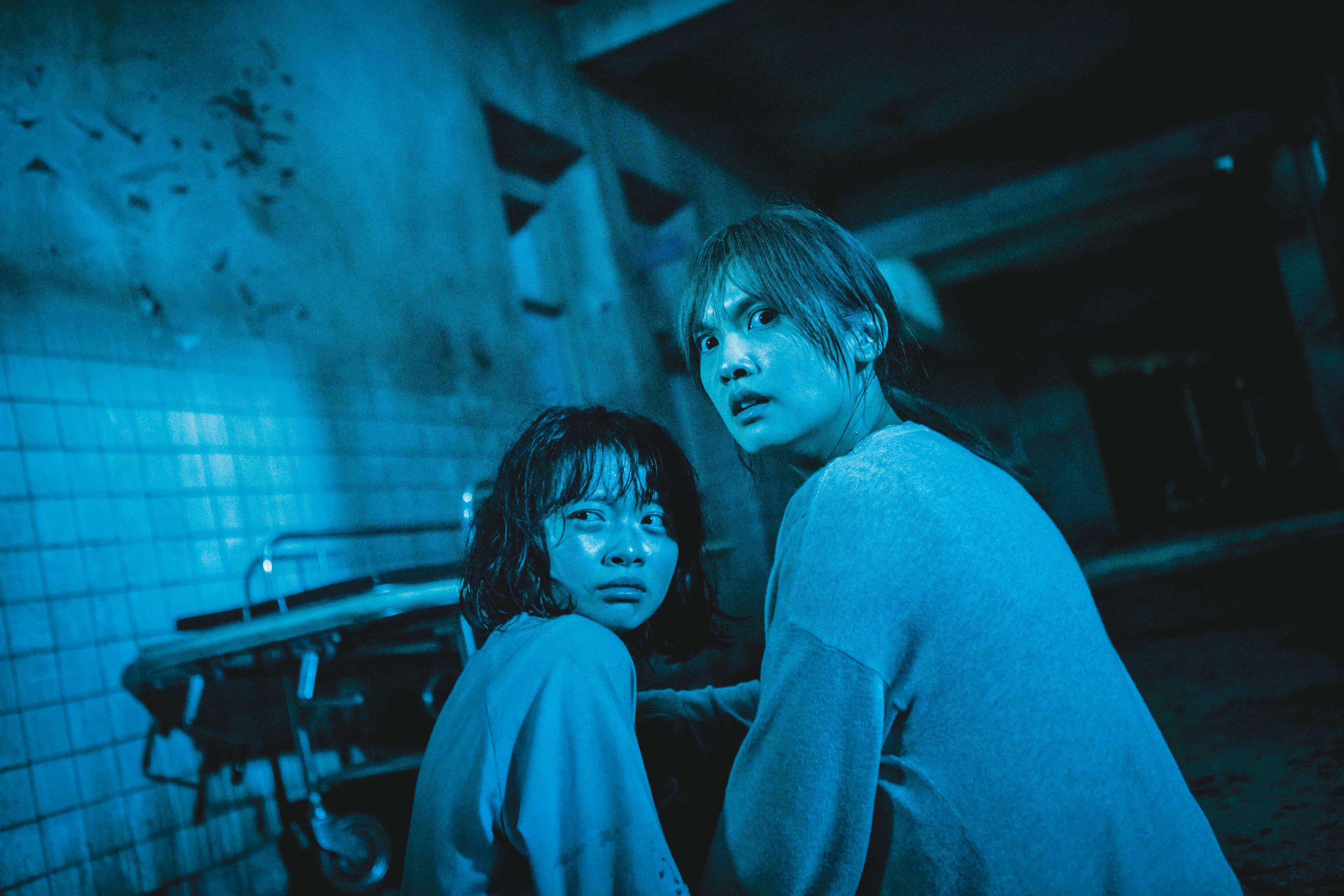 楊丞琳(右)、詹宛儒(左)主演的《紅衣小女孩2》有台灣本土恐怖片常見的鄉野色彩。