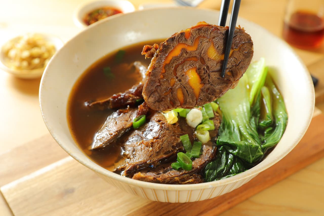 「牛肉麵」是余天瑞的私房拿手菜，原本只煮給親友吃，最近開賣成了新菜單。（150元／碗）