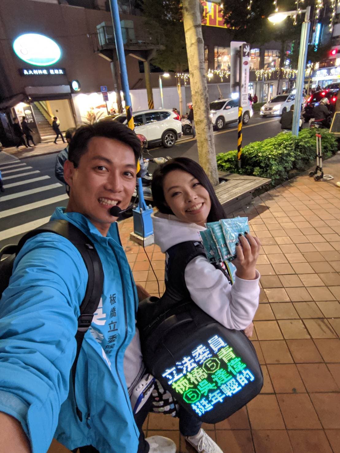 民眾黨立委高虹安(右)去年為同黨立委候選人吳達偉(左)助選時認識當時在吳辦擔任主任的王郁文。(高虹安辦公室提供)