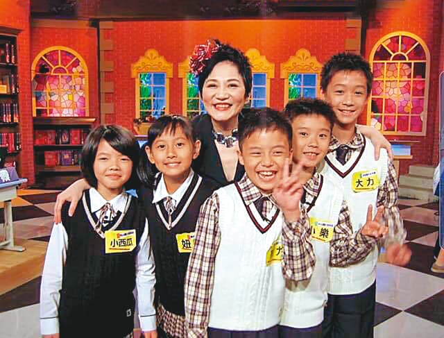 2008年沉寂一陣子的張小燕，以台視《百萬小學堂》創下綜藝節目新潮流。（翻攝自張小燕臉書）