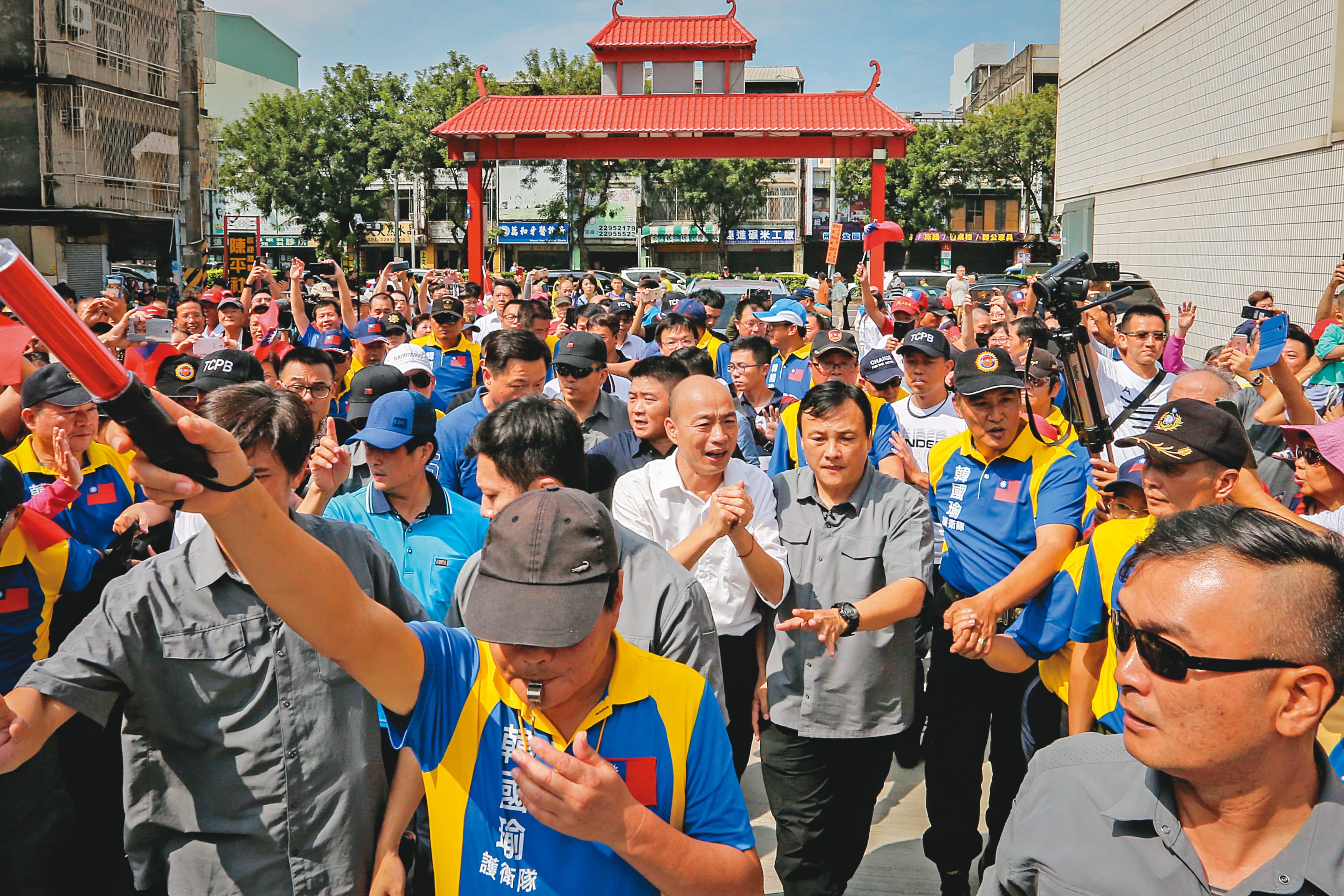 韓國瑜雖未表態黨主席挺誰,但在黨內仍具影響力,韓粉已成為兩大陣營必爭對象。圖為韓國瑜2019年赴台中拜廟。