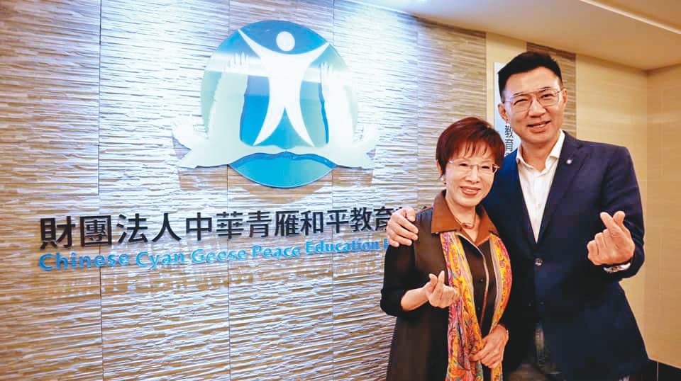 在黃復興系統擁有號召力的洪秀柱,成為郝、江爭取支持對象。圖為江啟臣二月底拜會洪秀柱。(翻攝江啟臣臉書)