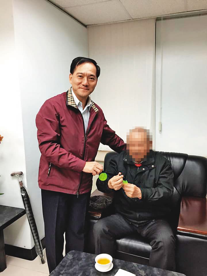 柯文哲曾因山老鼠案,指名撤換時任台北市警局內湖分局長的張夢麟(左),最後發現是烏龍一場。(翻攝葉毓蘭臉書)