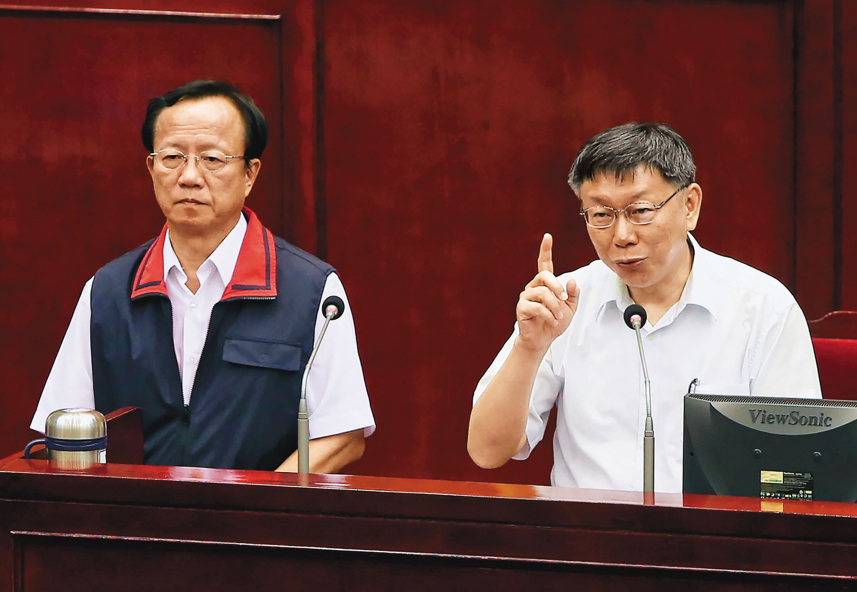 柯文哲(右)與台北市警察局長陳嘉昌(左)不和的傳言,始終沒有斷過。(中央社)