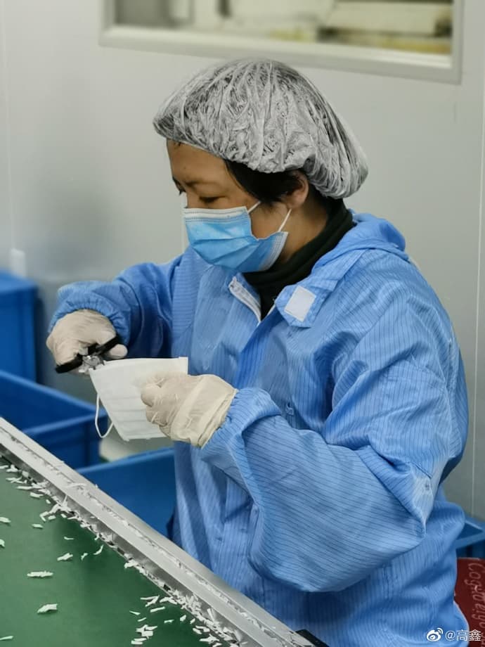 高鑫揪友人到口罩工廠當義工,一晚趕製4.2萬片口罩。(翻攝自高鑫微博)