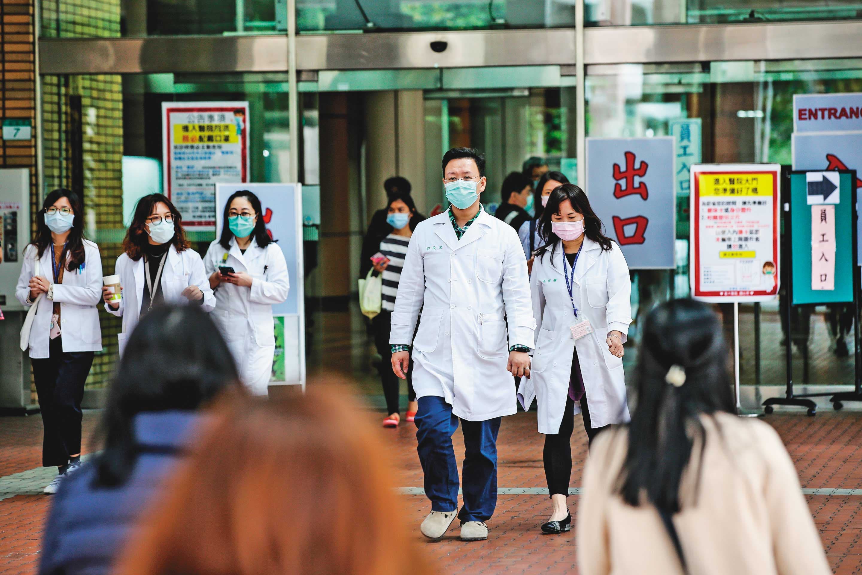 台灣已出現院內感染個案,各大醫院如何守住防線不讓疫情癱瘓醫療能量,同樣成為考驗。