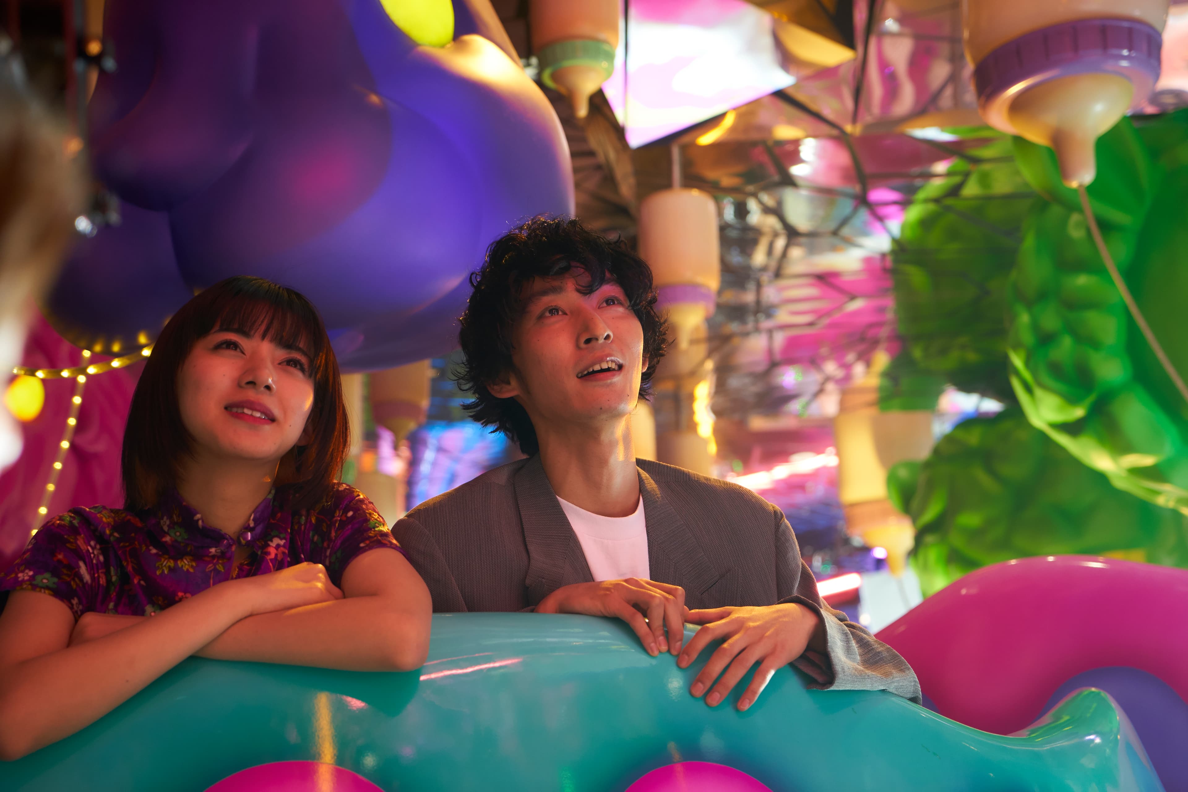 夏目與男友一起來到據說現在是很紅、很難排隊的甜點餐廳。(Netflix提供)