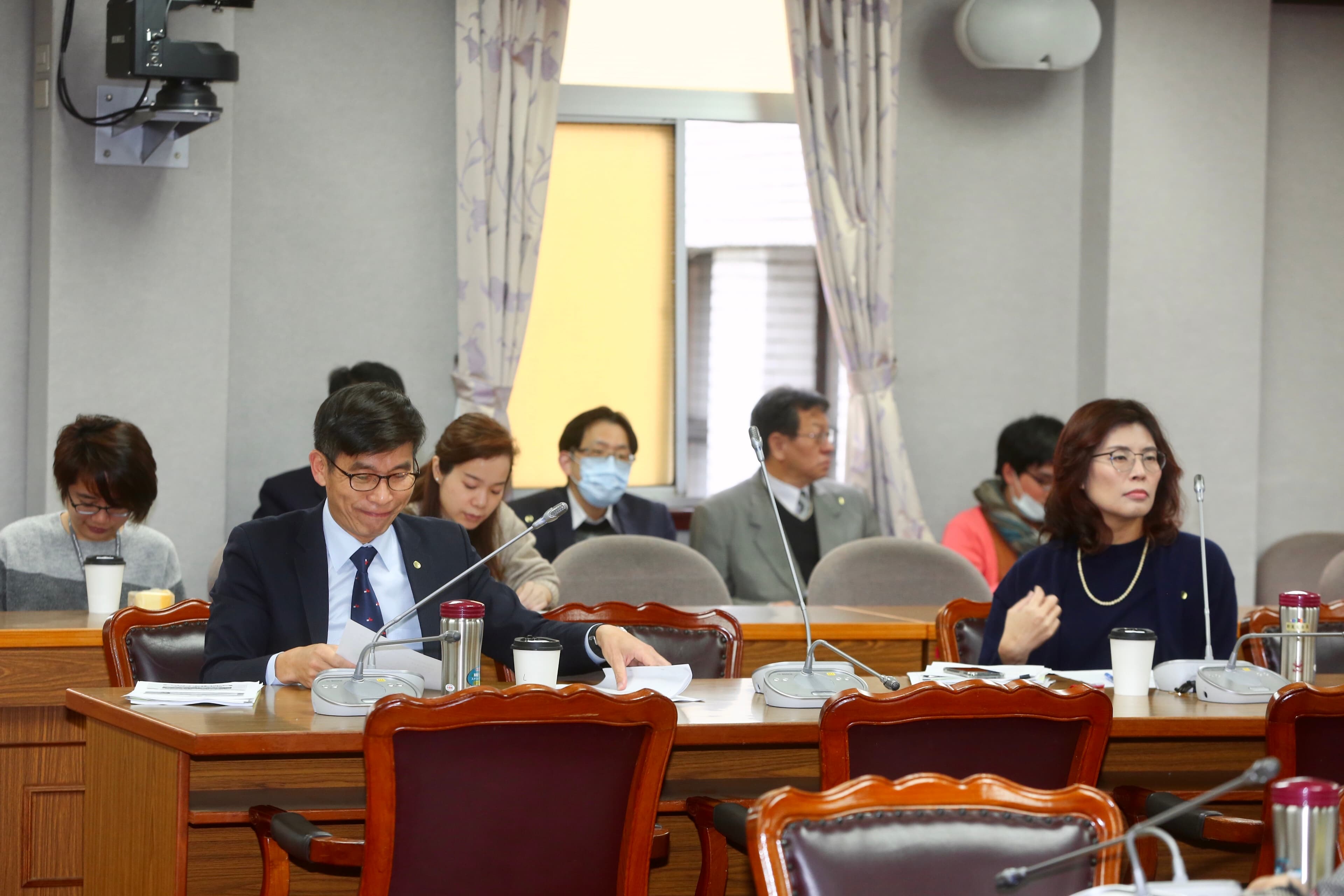 立法院司法委員會開窗讓會議室通風。