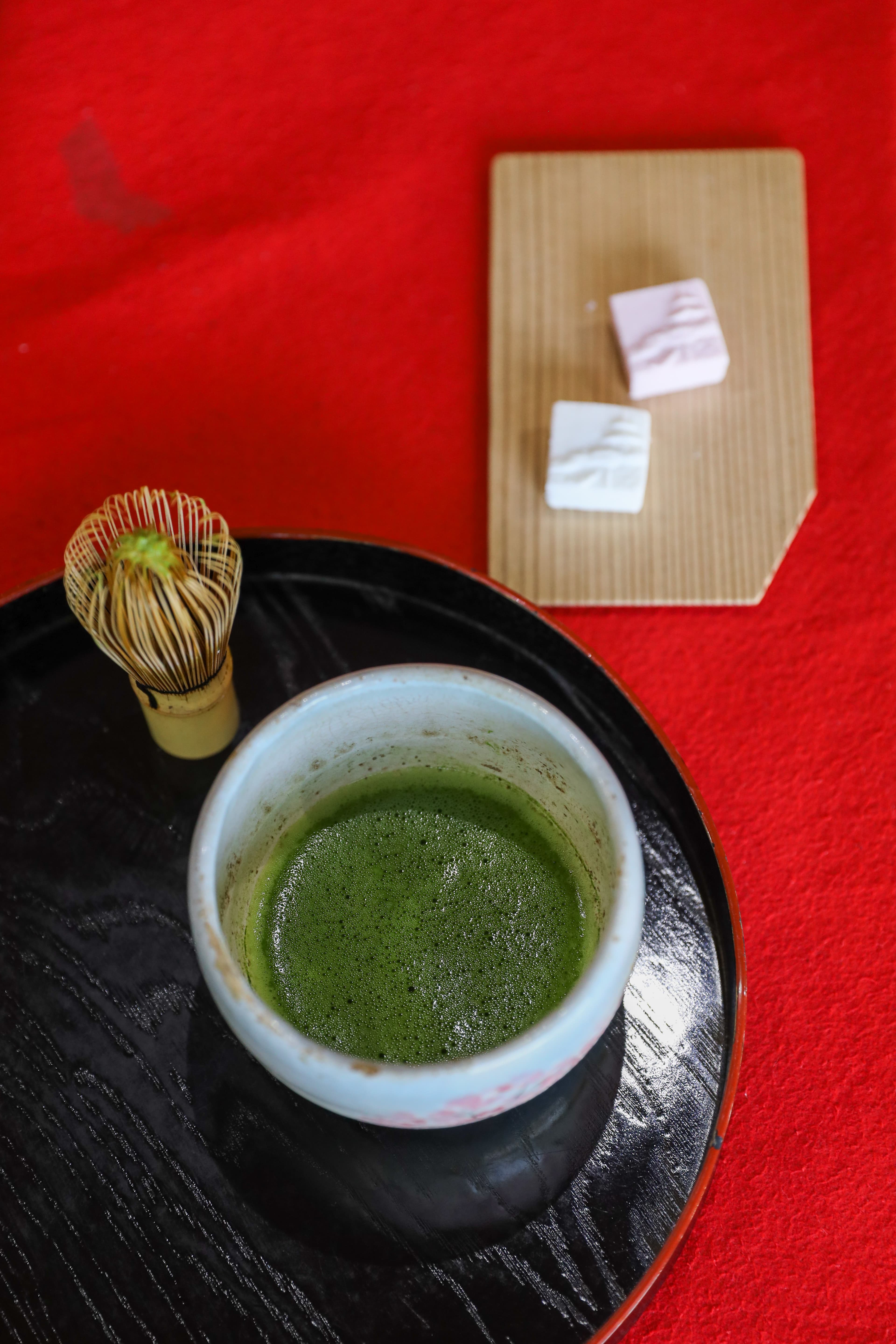 最後完成的抹茶,上頭有一層泡沫,入口微苦,適合搭配極甜的和菓子。