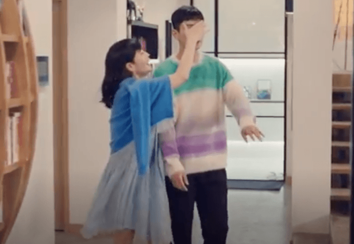 朱智勳在《Hyena:富豪辯護人》韓劇中,以彩虹條紋羊毛衫搭配黑色長褲。(翻攝自網路)