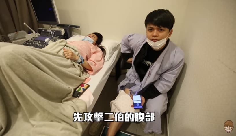 蔡阿嘎與懷孕八個月的老婆「二伯」騎車遭黑衣人攻擊。(翻攝自蔡阿嘎YouTube)