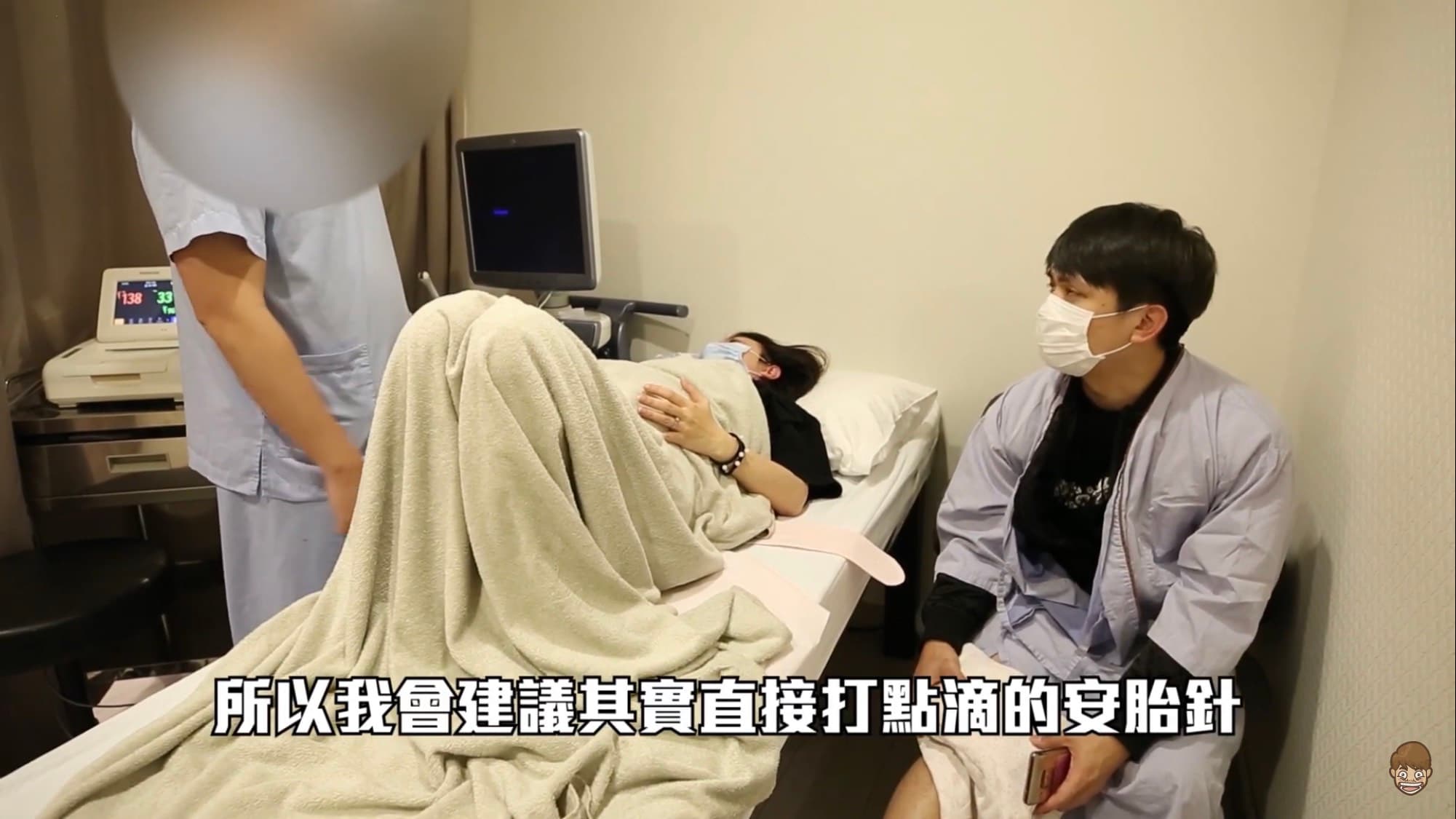 受到攻擊後,蔡阿嘎與老婆一同到醫院檢查傷勢。(翻攝自蔡阿嘎YouTube)