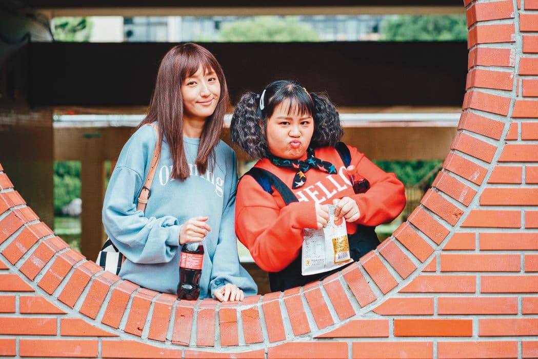 大文(右)在《想見你》中飾演柯佳嬿(左)的好友,形象逗趣。(中視提供)