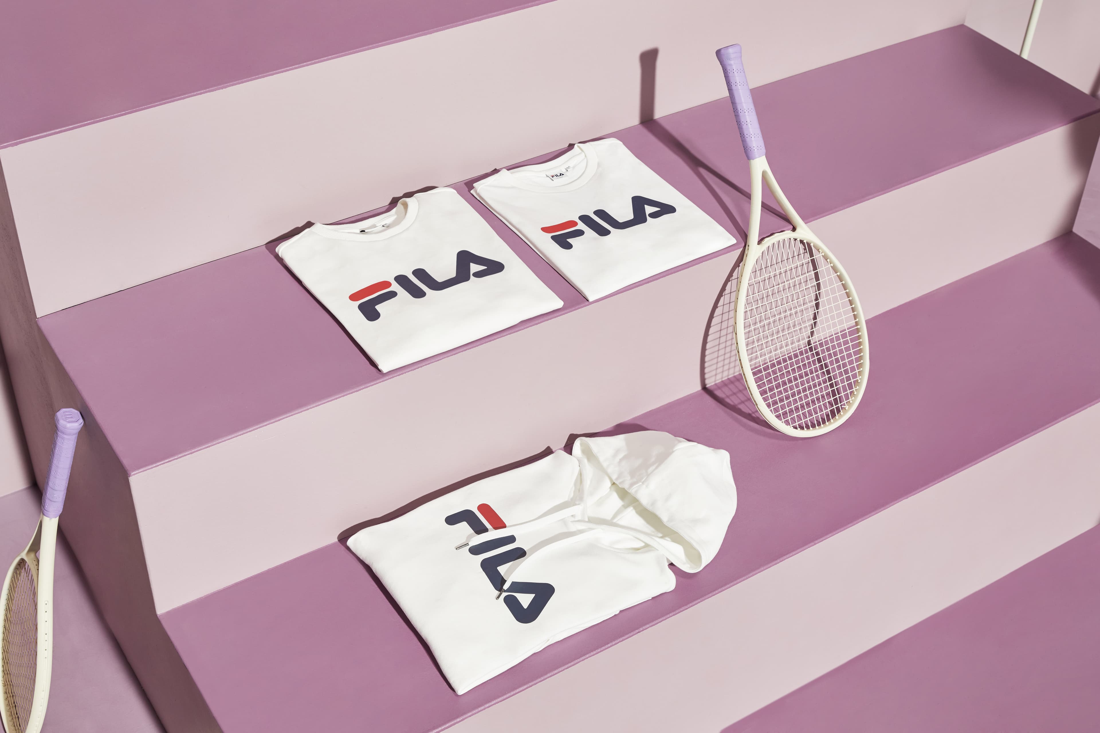 白色連帽T-shirt NT$2,180、長圓領T-shirt NT$1,280、白色圓領短袖T-shirt NT$1,180。(FILA TAIWAN提供)