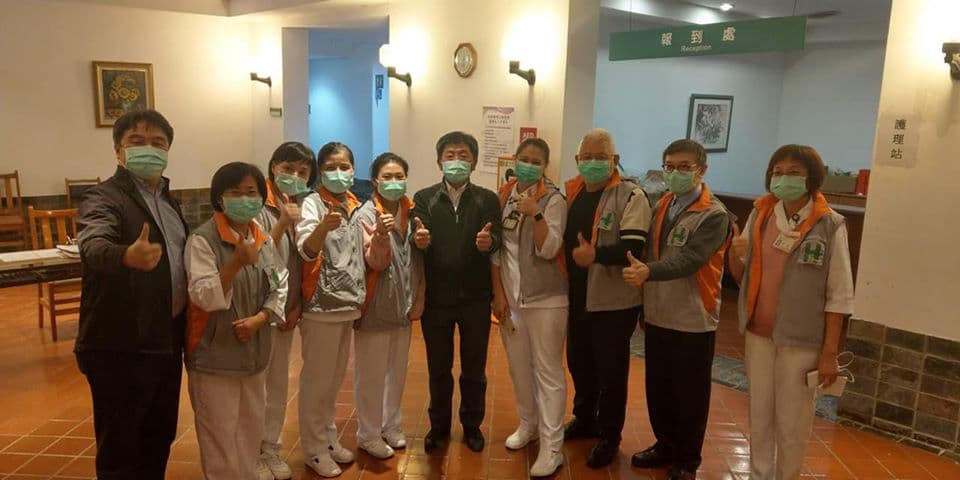 6日深夜衛福部長陳時中前往檢疫所關心,特別感謝台北市聯醫團隊以及保一總隊辛苦的執勤。(翻攝自王必勝臉書)