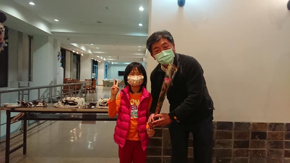 鑽石公主號19名旅客解除隔離 陳時中現身檢疫所關心。(翻攝自王必勝臉書)