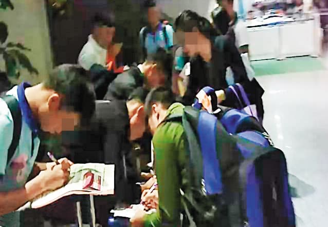 因「詐辦門號」流程穿插在合法流程之間,移工們誤以為是台灣政府規定,都不疑有他照做。(爆料影片截圖))