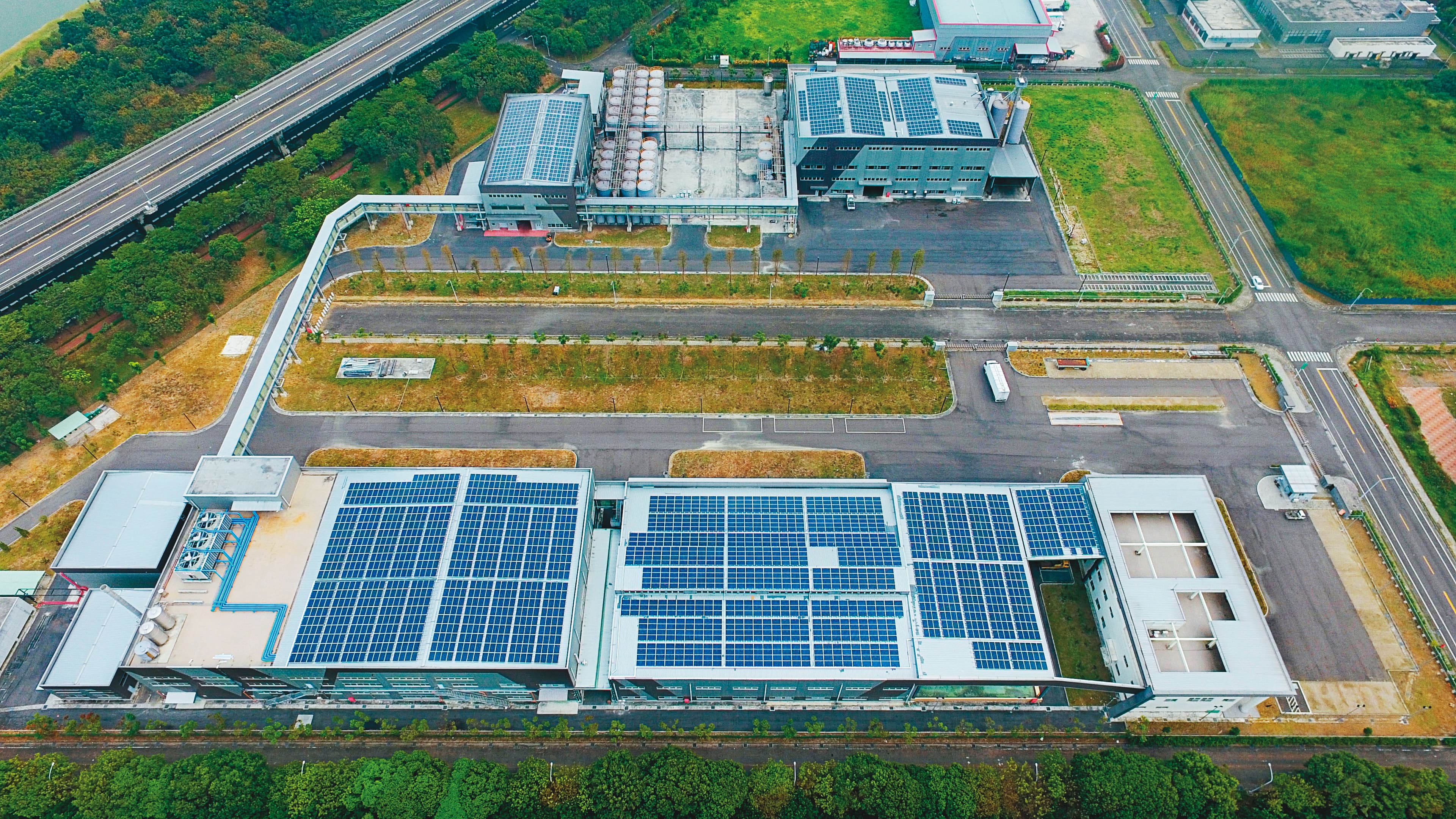萬家香在屏東農科廠(圖)屋頂架設許多太陽能板,產生的電可以自用,還能申請再生能源憑證。(恆利能源提供)