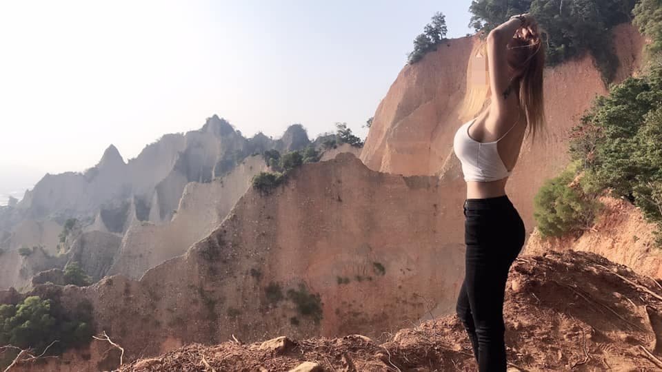 女網紅站火炎山懸崖邊拍美照,引發當地居民不滿。(翻攝自當事人臉書)