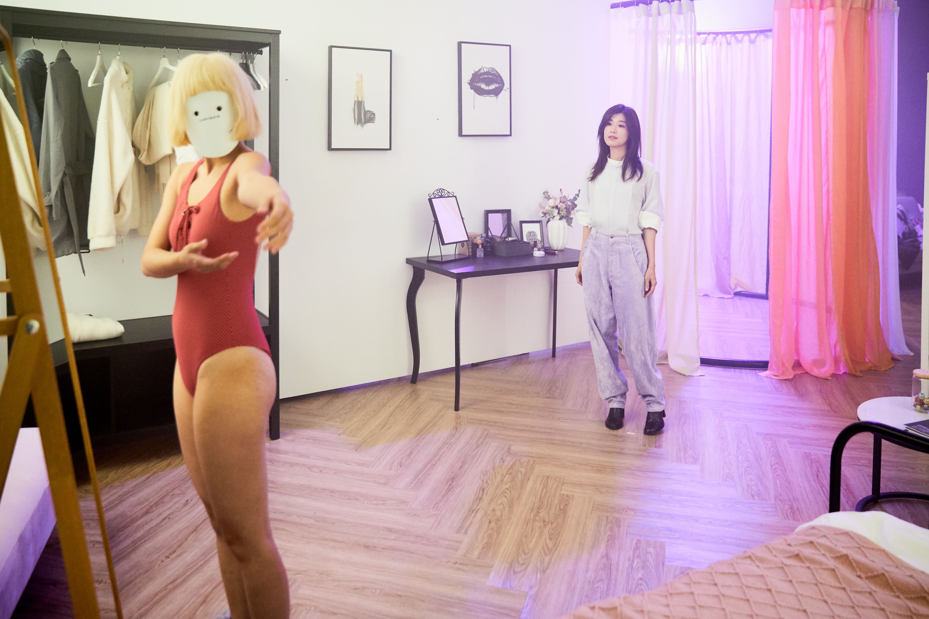 〈真面目〉MV安排許多不同身份的女性角色,隱喻每個人某種程度上都是戴著別人期待的模樣在生活。(相信音樂提供)