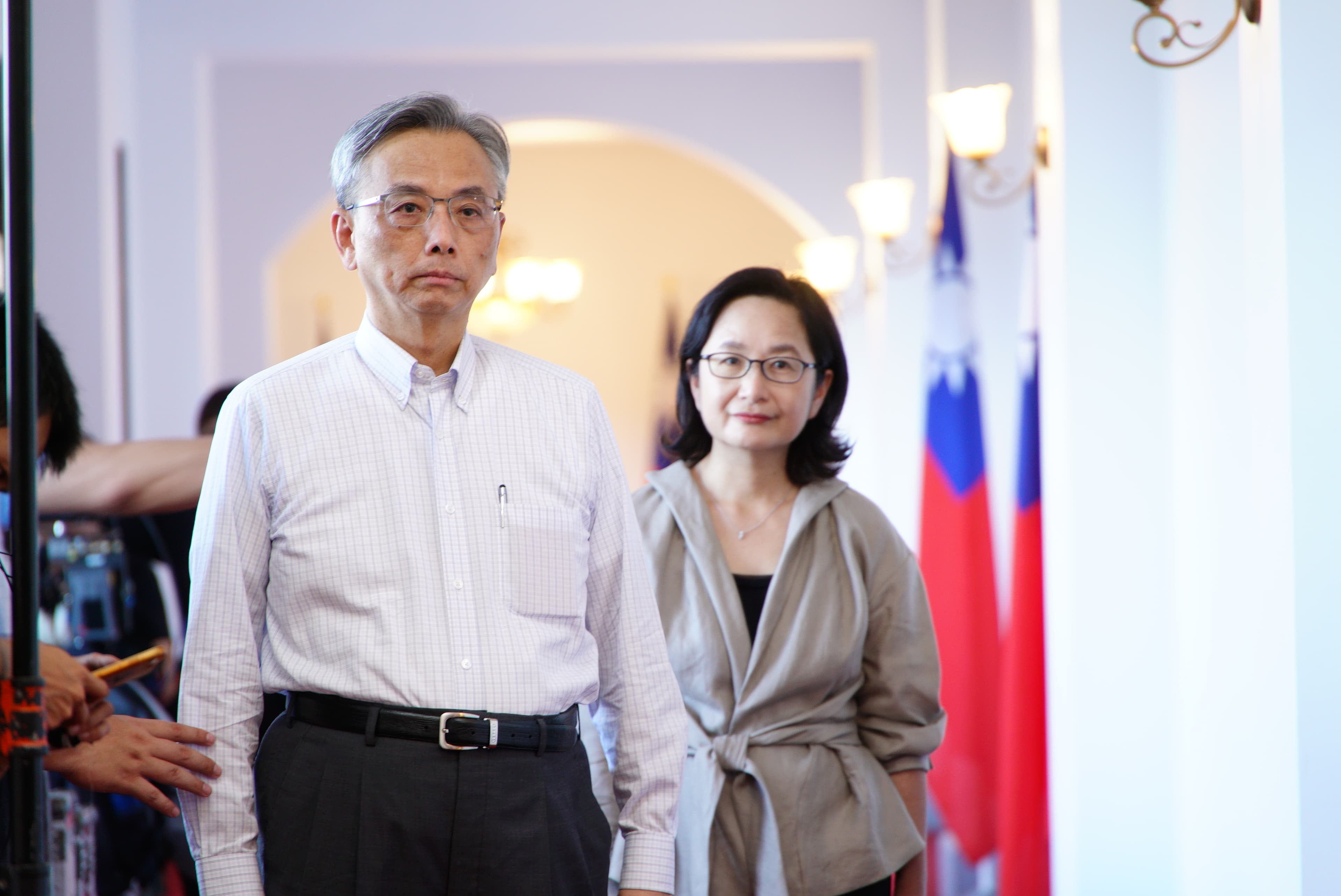 淡出江湖的蘇志誠和前總統李登輝的英文秘書李靜宜(右),都在《國際橋牌社》客串演出。(《國際橋牌社》劇組提供)