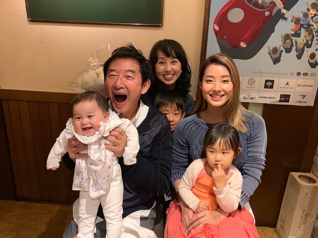 石田純一去年慶祝65歲生日,妻子東尾理子放上全家福,第二任妻子所生的女兒Sumire也一起入鏡。(翻攝東尾理子Ameba)