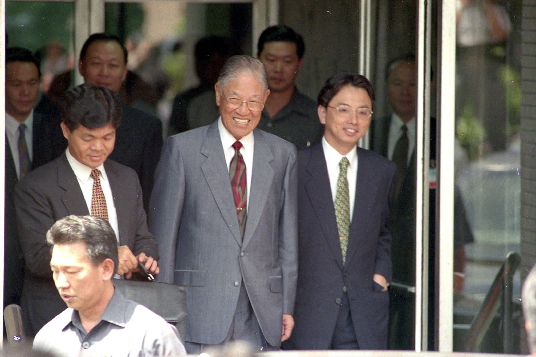 李登輝執政12年,蘇志誠一直是總統身邊的親信。圖為1996年,李登輝步出國民黨中常會現場,在蘇志誠(右)陪同下,神情愉悅驅車離去。(中央社)