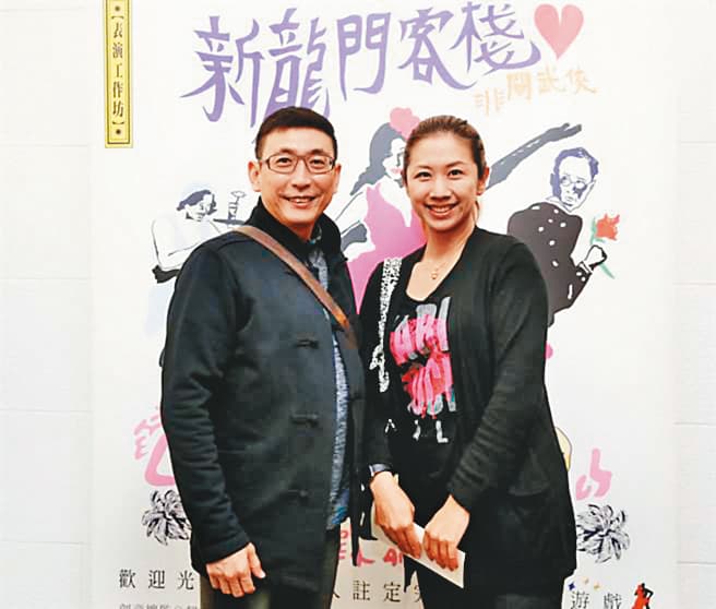 宋少卿(左)與太太譚曉詩(右)2006年結婚,兩人偶爾一起出席公開場合。(翻攝自表演工作坊臉書)