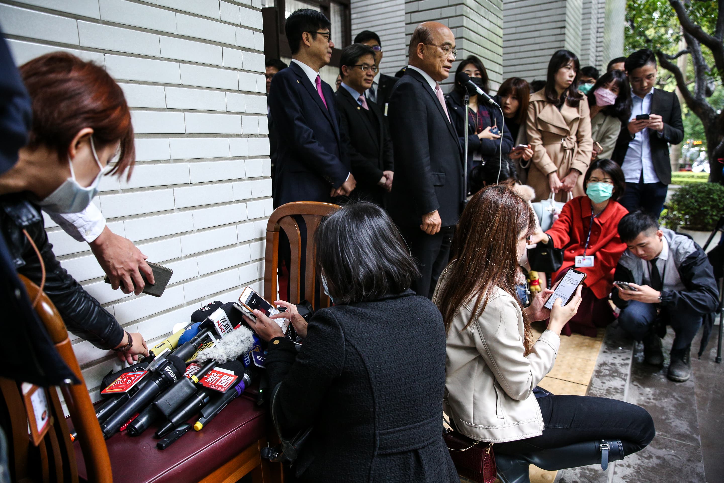 行政院長蘇貞昌今到立法院接受媒體訪問時,以自備麥克風及音箱方式取代過去的「烤肉架」。