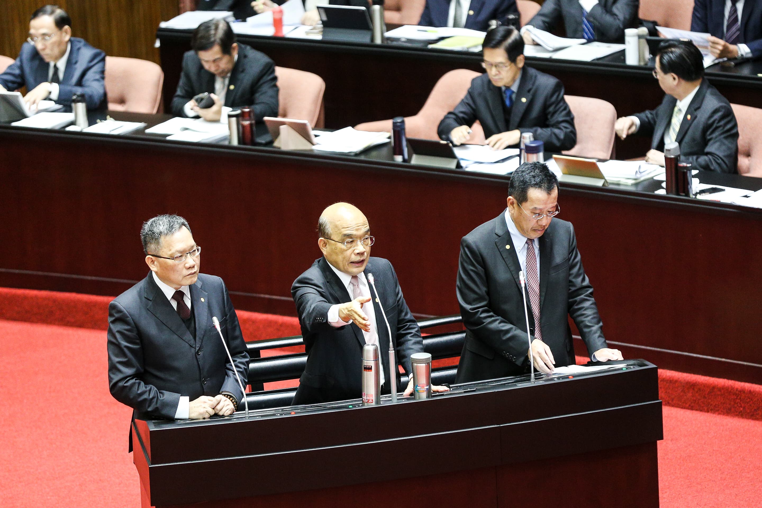 行政院長蘇貞昌（中）、財政部長蘇建榮（左）、金管會主委顧立雄（右）今到立法院備詢。
