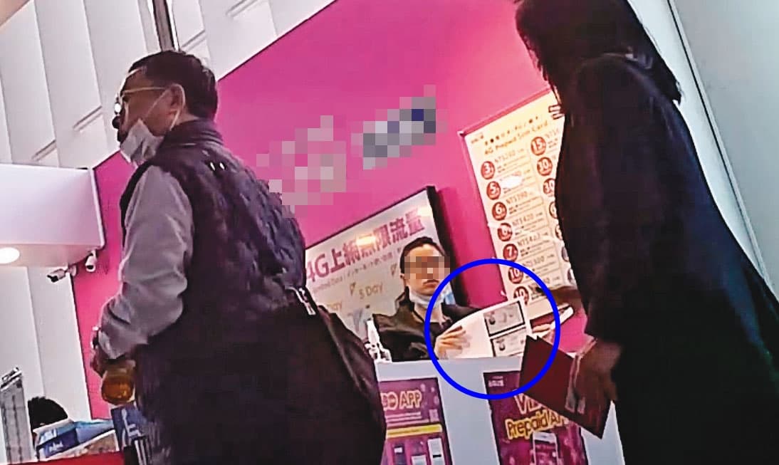 本刊直擊健檢中心接機人員會收取移工護照,交給預付卡代理商櫃台影印(藍圈處)。