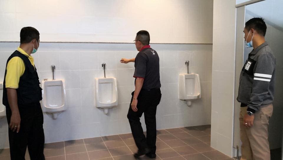 泰國成立臨時隔離所,備有洗手間及淋浴間。(翻攝自Facebook泰國清邁象)