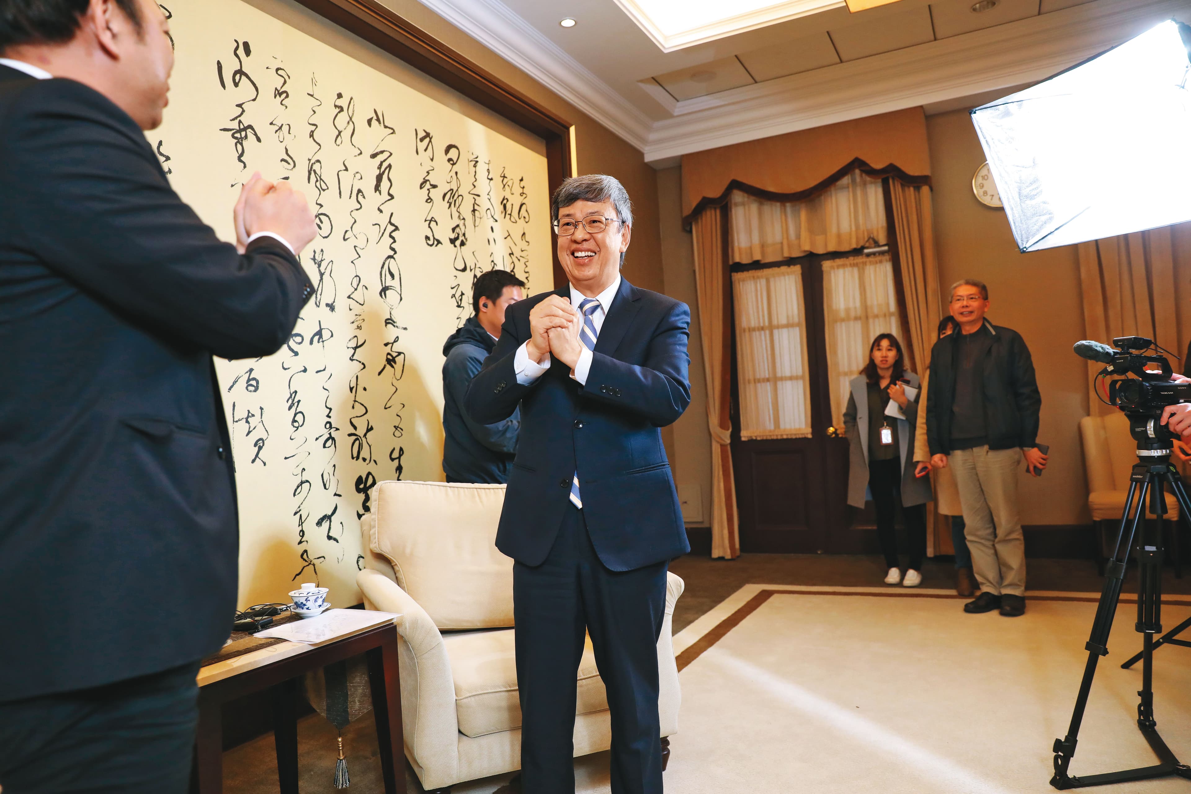 全球疫情有擴大趨勢，陳建仁（右）接受本刊專訪時帶頭示範，以拱手方式向記者打招呼，避免握手接觸。