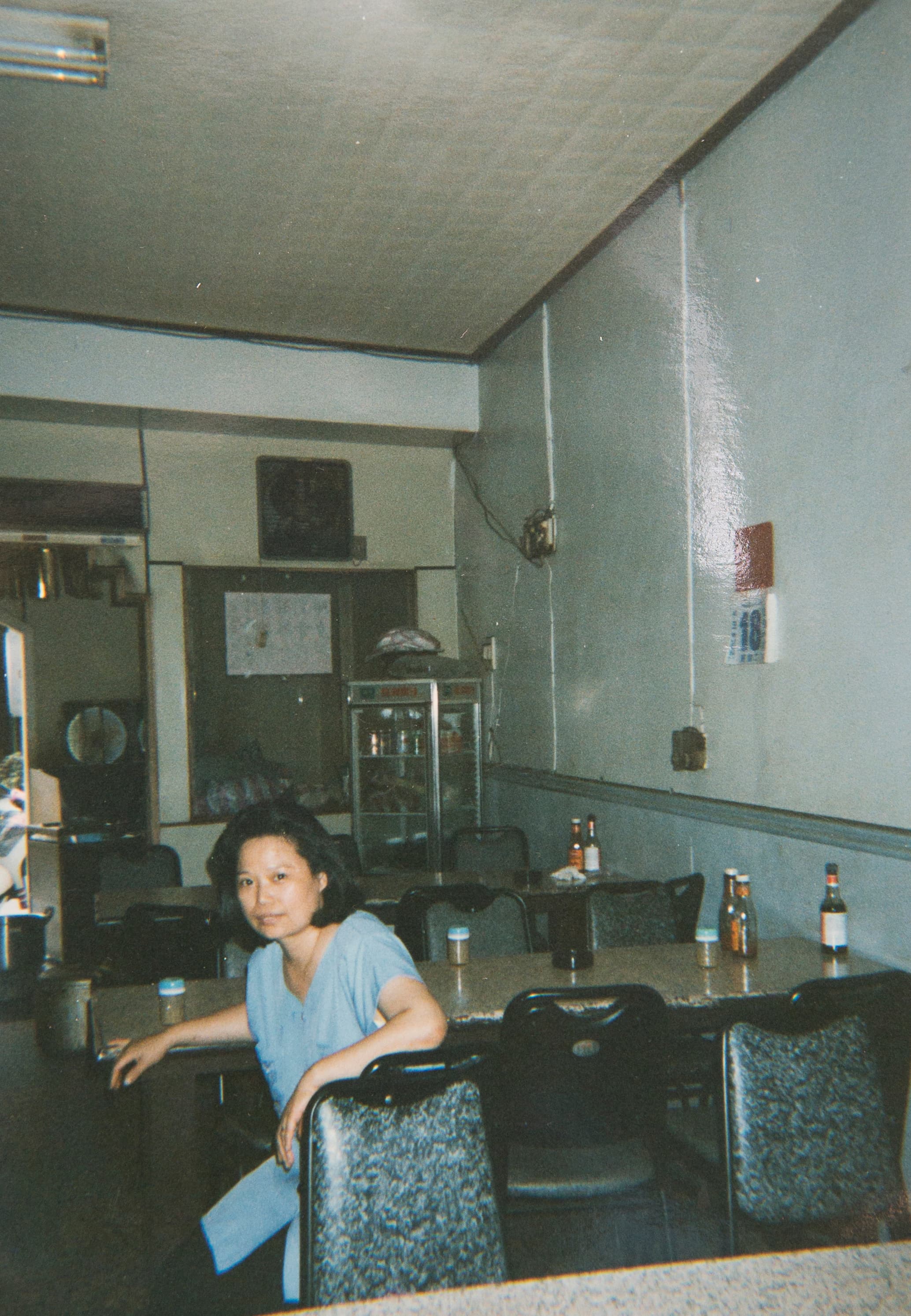 38年前康素秋鼓勵先生改作鐵板牛排生意,從夜市起家,搬到店面後生意開始好轉。(江旻軒提供)